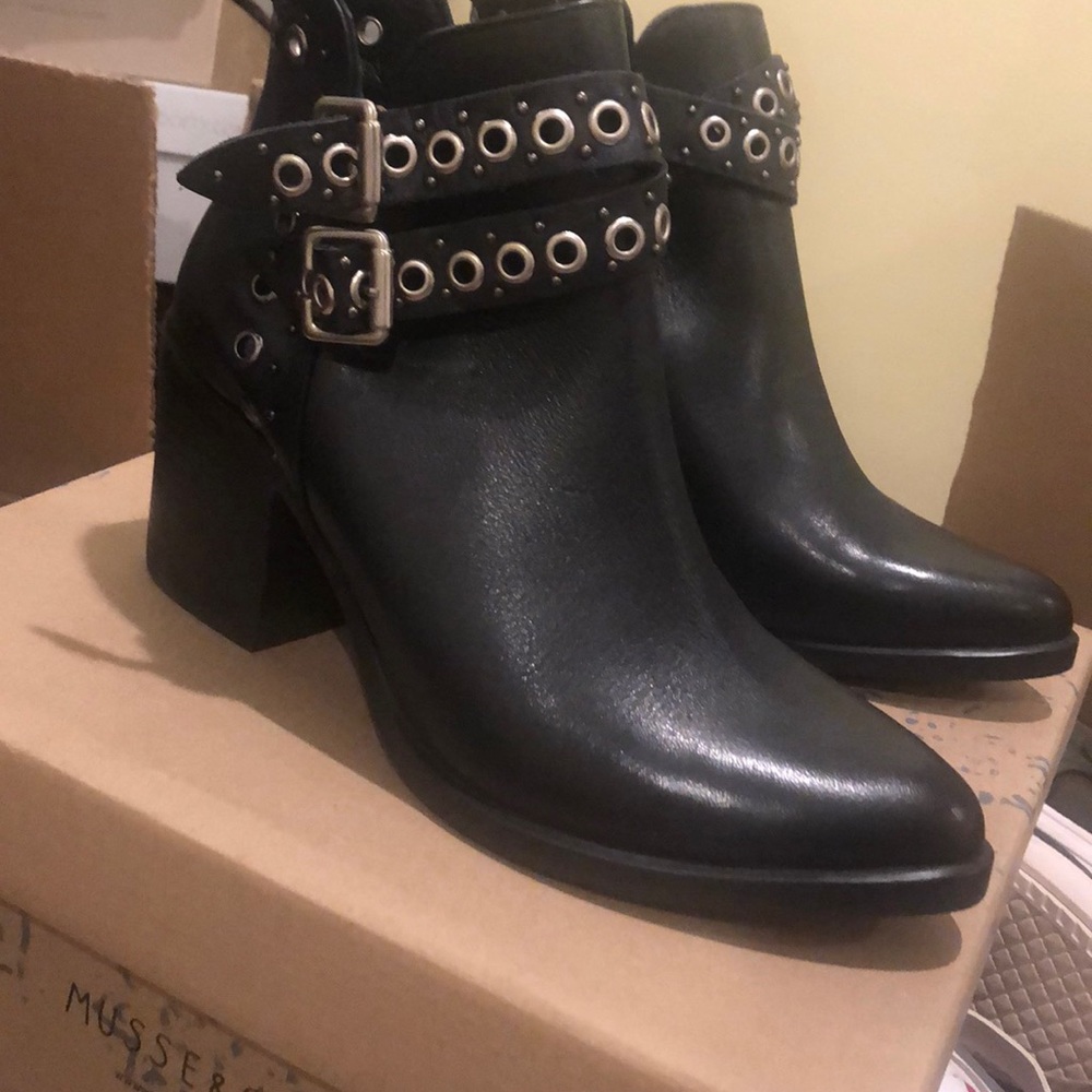 Brand new never worn black boots